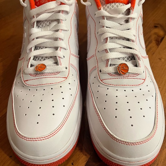 MENS AIR FORCE 1 '07 LV8 EMB. White & orange leather. - Picture 5 of 8